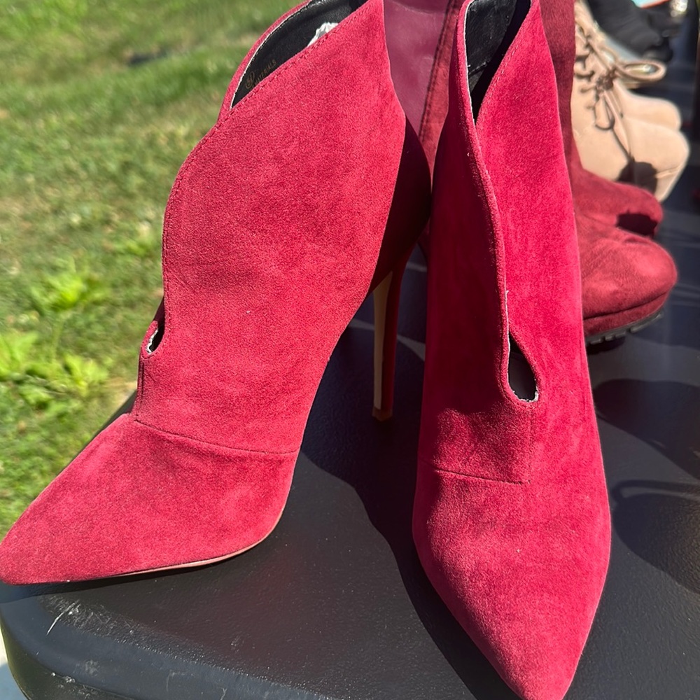 Size 5.5 heels. Never worn